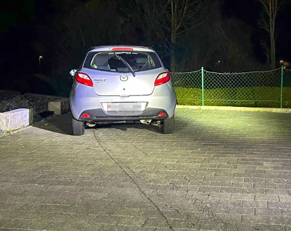 The Mazda left clear traces after the accident. 