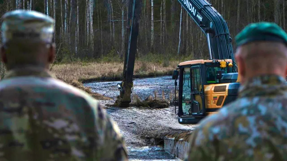 In this photo provided by the U.S. Army, U.S. Army soldiers discuss their plan to recover a tank near a military training area near Pabadre with Lithuanian Army and rescue service personnel. Photo: Christopher Saunders/U.S. Army/AP/dpa - ATTENTION: For editorial use only and only with full attribution to the above credit