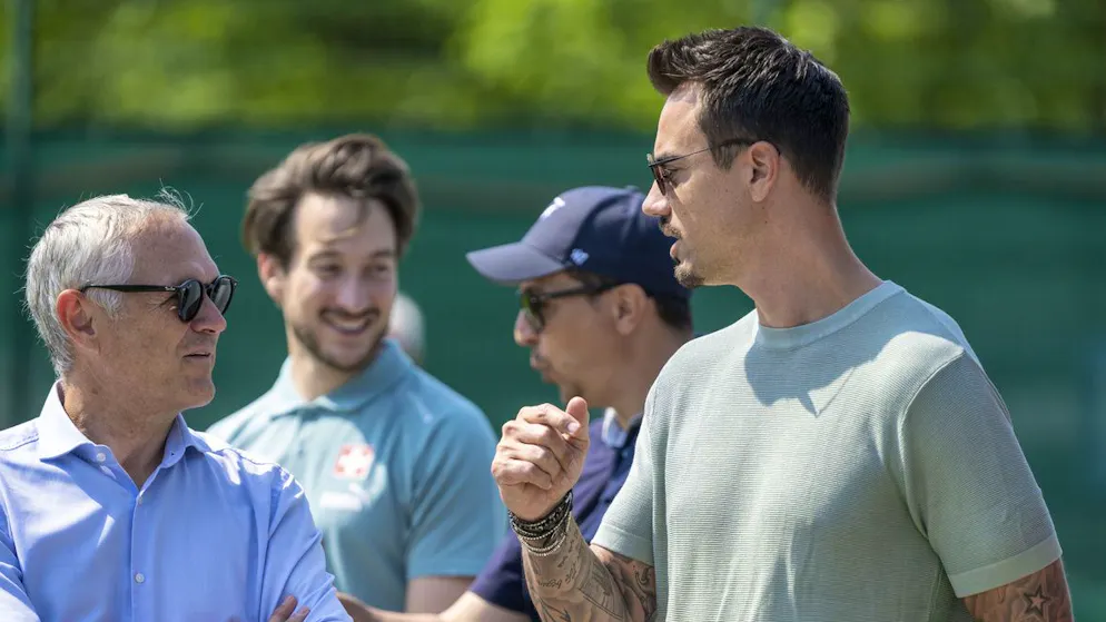 Diego Benaglio hier im Gespräch mit Nati-Boss Pierluigi Tami. 
