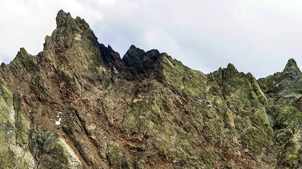 A 27-year-old professional military pilot crashed his F/A-18 fighter jet into a mountain slope in the Susten Pass region in August 2026. The destroyed fighter jet was found a day later. The pilot was dead. (archive image)