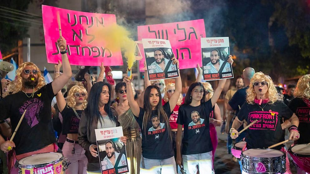 Demonstranten protestieren gegen die Regierung von Regierungschef Netanjahu. Foto: Ilia Yefimovich/dpa