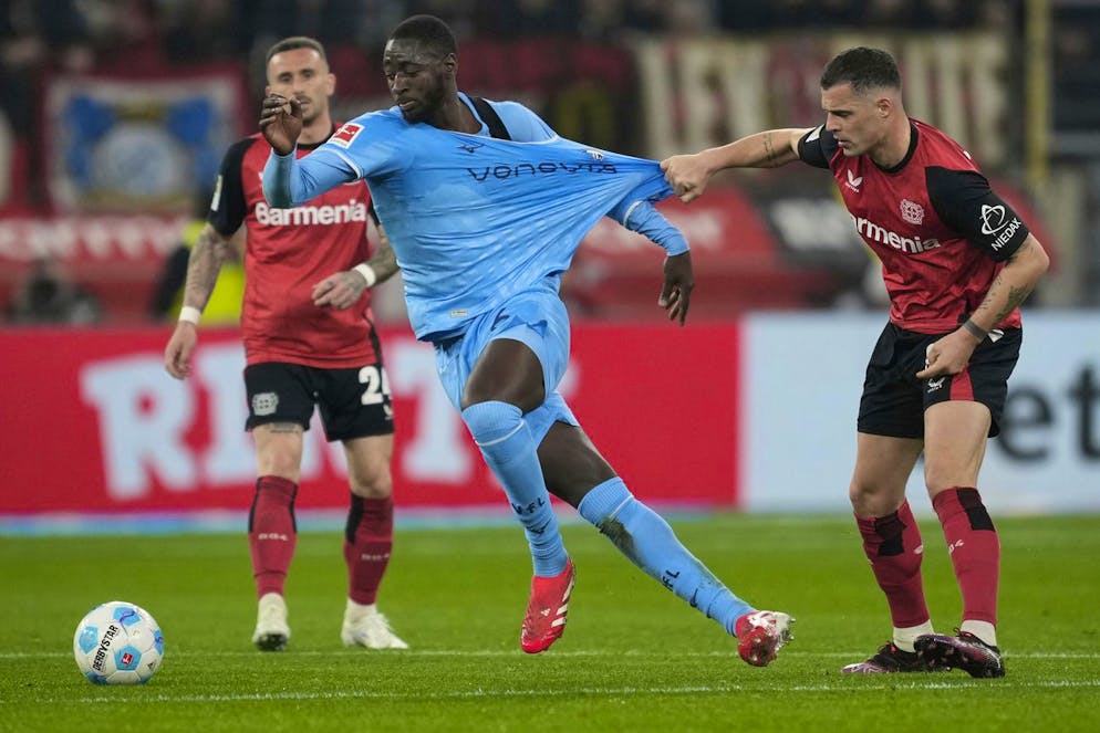 Leverkusens Granit Xhaka macht bei Bochums Ibrahima Sissoko einen Materialtest.