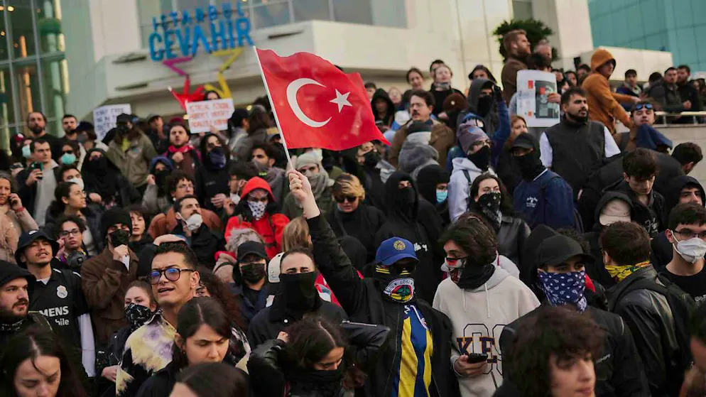 Während einer Demonstration von Universitätsstudenten in Istanbul, Türkei, nachdem der Bürgermeister von Istanbul, Imamoglu, verhaftet und ins Gefängnis gesteckt wurde, rufen Menschen Slogans. Foto: Francisco Seco/AP/dpa