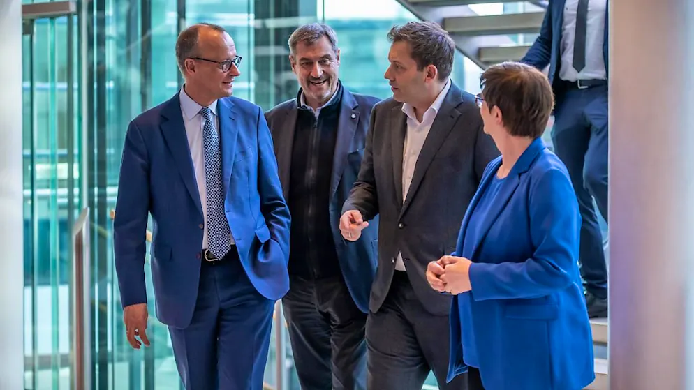 dpatopbilder - Friedrich Merz (l-r), Unions-Kanzlerkandidat und CDU-Bundesvorsitzender, Markus Söder (CSU), Ministerpräsident von Bayern und CSU-Vorsitzender, Lars Klingbeil, SPD-Fraktions- und Bundesvorsitzender, und Saskia Esken, SPD-Bundesvorsitzende, kommen zur Fortsetzung der Koalitionsverhandlungen. Foto: Michael Kappeler/dpa