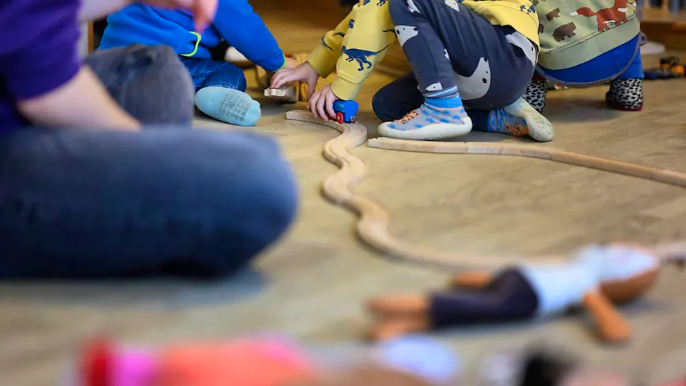 Die zuständige Nationalratskommission möchte Familien mit Kita-Kindern finanziell stärker unterstützen als der Ständerat. (Themenbild)