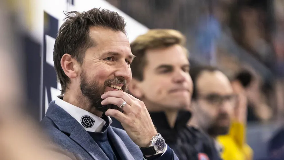 Meister gegen Rekordmeister und ein Duell der Titellosen - Gallery. Fribourgs Cheftrainer Lars Leuenberger hat gut Lachen. Der gebürtige Ostschweizer wird am Samstag 50 Jahre alt