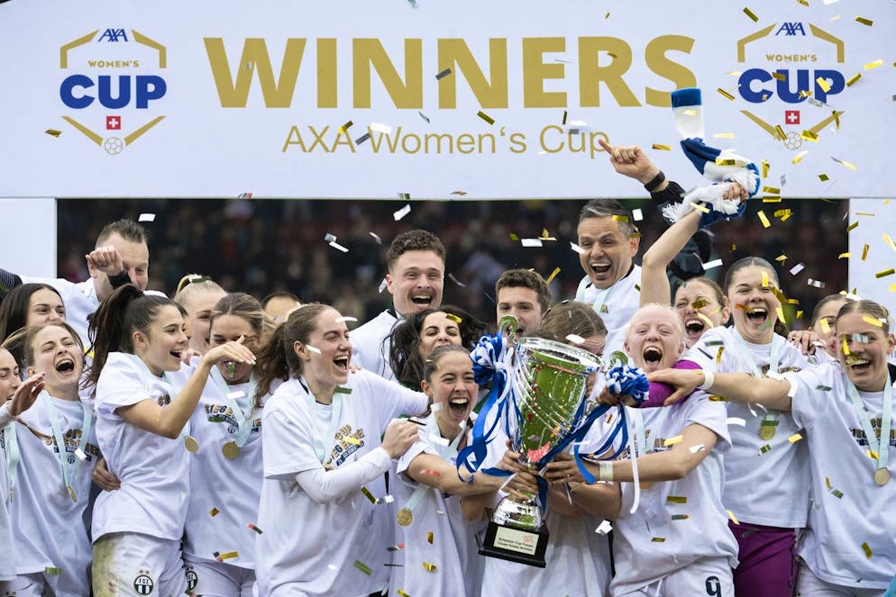 Les Zurichoises fêtent le trophée avec toute leur équipe.