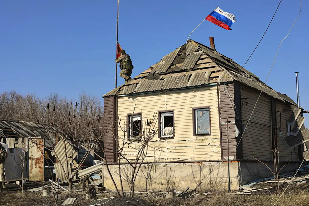 Soldaten hissen am 14. März in einem Dorf in Kursk die russische Fahne.