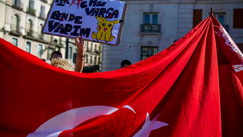 dpatopbilder - Ein Mitglied der türkischen Gemeinde in Madrid hält ein Plakat hinter einer riesigen türkischen Flagge, während einer Demonstration an der Puerta del Sol gegen die Verhaftung des Istanbuler Bürgermeisters Imamoglu. Foto: Luis Soto/SOPA Images via ZUMA Press Wire/dpa