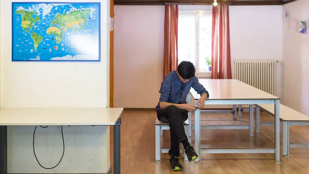 Ein Jugendlicher sitzt am Handy, im Transitzentrum fuer Asylsuchende "Landhaus", am Freitag, 1. April 2016, in Davos. (KEYSTONE/Gian Ehrenzeller)