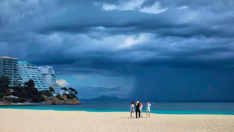 ARCHIVE - People walking on the beach on a cloudy day in Magaluf. Photo: Clara Margais/dpa