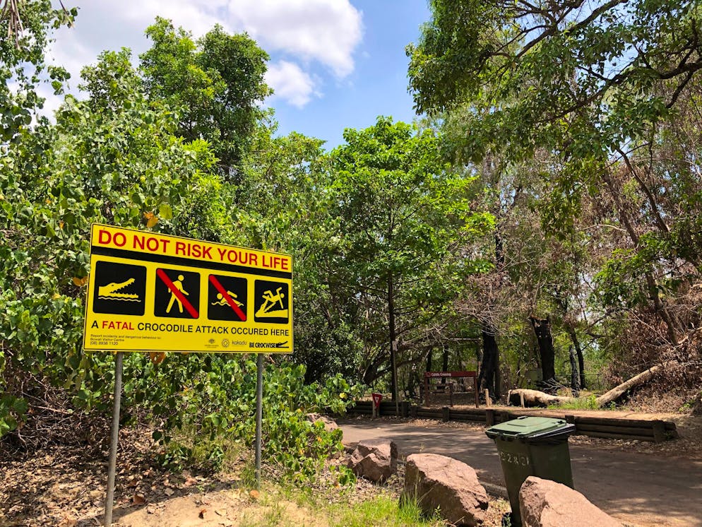 Krokodil gegen Mensch in Indonesien - Gallery. Ein Schild warnt im tropischen Norden von Australien vor Krokodilen. (Archivbild)