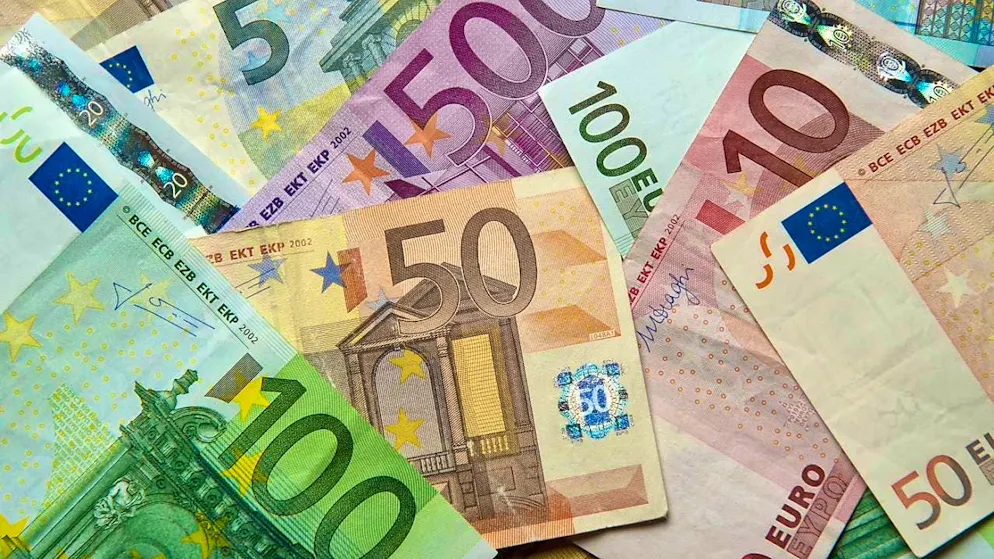ARCHIVE - Numerous euro banknotes on a table. Photo: Daniel Reinhardt/dpa/Archive image