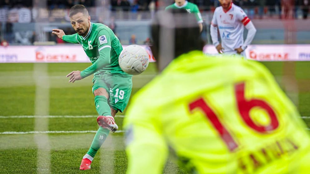 Yverdons Antonio Marchesano schiesst beim Penalty gegen Sion über das Tor