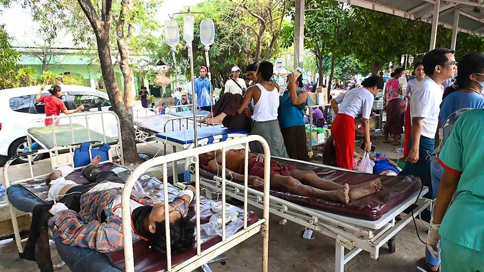 Auf diesem Bild, das vom Myanmar Military True News Information Team zur Verfügung gestellt wurde, sieht man Opfer eines Erdbebens auf dem Gelände eines Regierungskrankenhauses. Foto: Uncredited/The Myanmar Military True News Information Team/AP/dpa - ACHTUNG: Nur zur redaktionellen Verwendung im Zusammenhang mit der aktuellen Berichterstattung und nur mit vollständiger Nennung des vorstehenden Credits