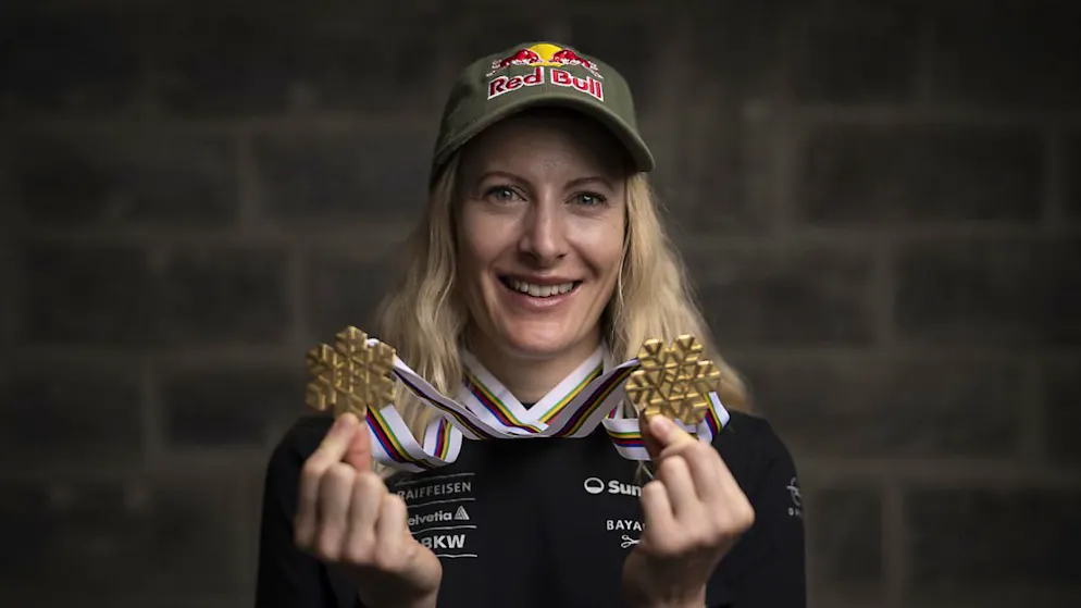 Im Dauerhoch: Nach zweimal WM-Gold darf sich Fanny Smith nun über den vierten Sieg im Gesamt-Weltcup freuen