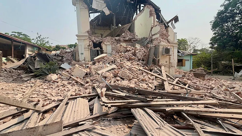 Ein beschädigtes Gebäude in Naypyitaw in Myanmar. Foto: Aung Shine Oo/AP/dpa