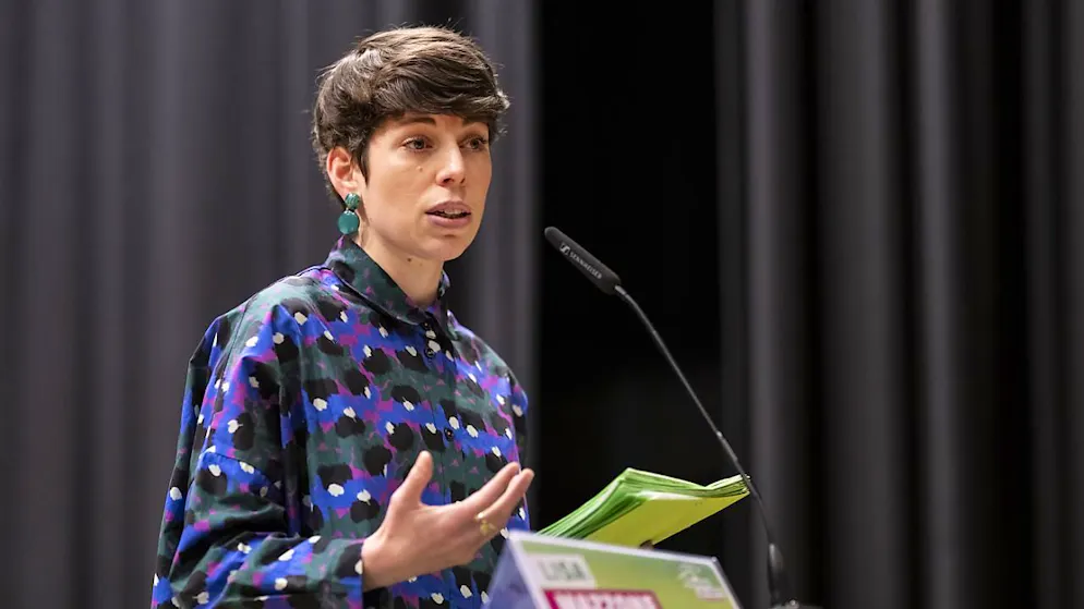 Parteipräsidentin Lisa Mazzone spricht zu den Delegierten der Grünen in Brig.
