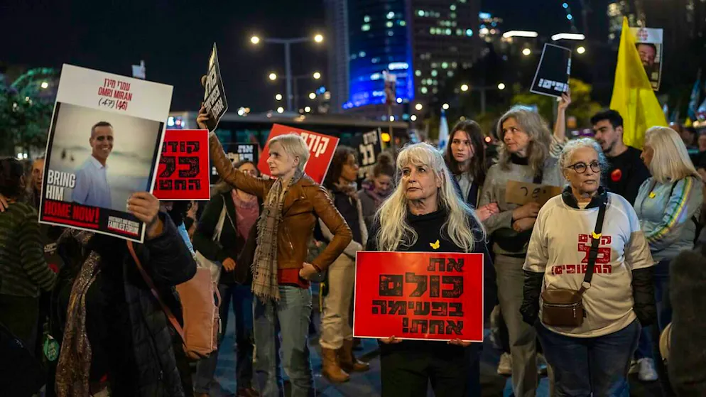 ARCHIV - Menschen nehmen an einer Demonstration teil und fordern die sofortige Freilassung der von der Hamas im Gazastreifen festgehaltenen Geiseln. Foto: Ohad Zwigenberg/AP/dpa