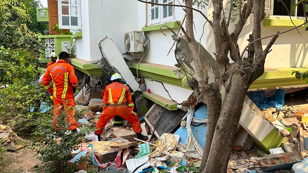 Rettungskräfte suchen nach Überlebenden in einem beschädigten Gebäude in Naypyitaw. Foto: Aung Shine Oo/AP/dpa