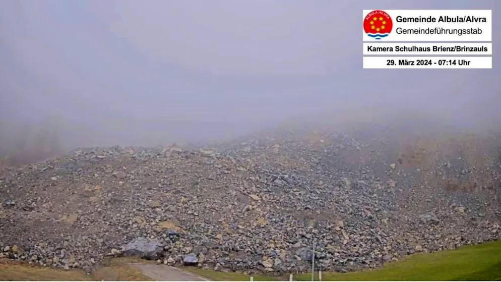 Too dangerous: dense fog hinders visual monitoring of the landslide.