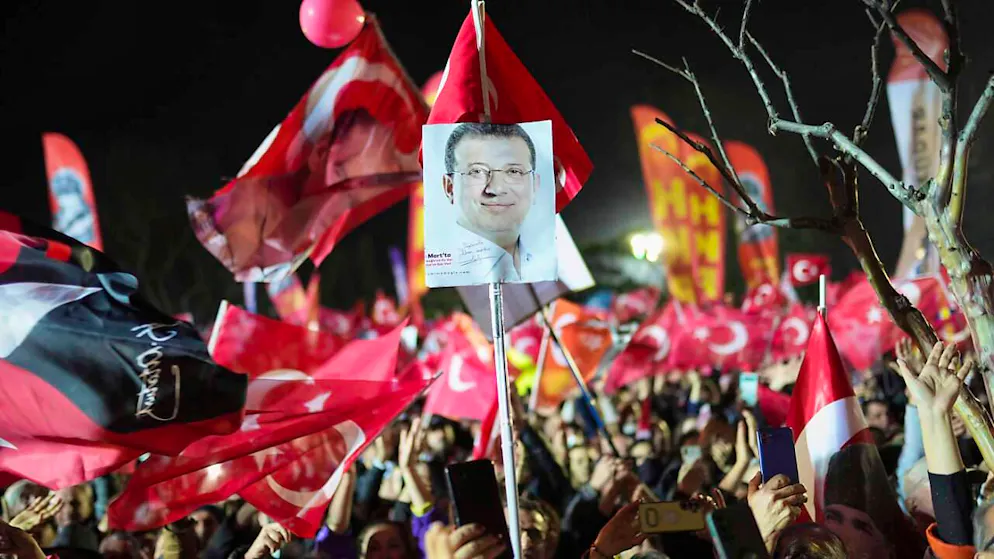 ARCHIV - Demonstranten schwenken Fahnen und halten Bilder des festgenommenen Istanbuler Bürgermeisters Imamoglu hoch während eines Protests gegen die nationale Regierung. (zu dpa: «Großdemo in Istanbul für inhaftierten Bürgermeister Imamoglu») Foto: Francisco Seco/AP/dpa