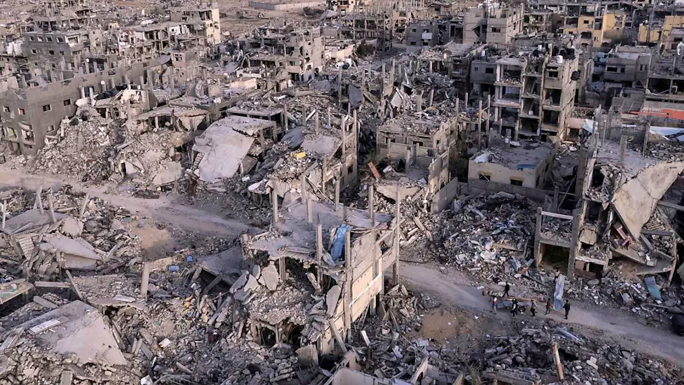 ARCHIV - Ein von einer Drohne aufgenommenes Luftbild zeigt Palästinenser in der Ruinenlandschaft der Stadt Rafah im Süden des Gazastreifens. Sie wurde durch israelische Angriffe in Schutt und Asche gelegt. Foto: Mohammad Abu Samra/AP/dpa