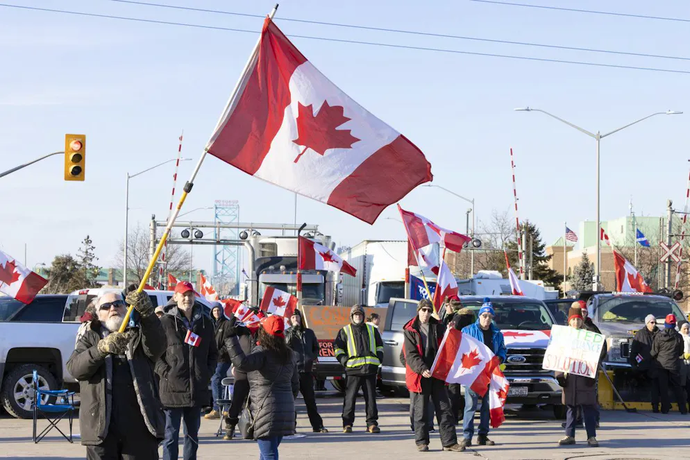Ein Bild vom 9. Februar 2022: Kanadierinnen und Kanadier protestieren auf der Ambassador Bridge zwischen den USA und Kanada gegen Pandemie-Restriktionen. Die Brücke verbindet die Orte Windsor und Detroit. 