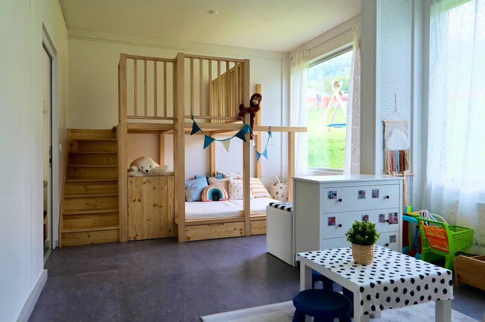 Where possible, the children's rooms are set up together with their parents.