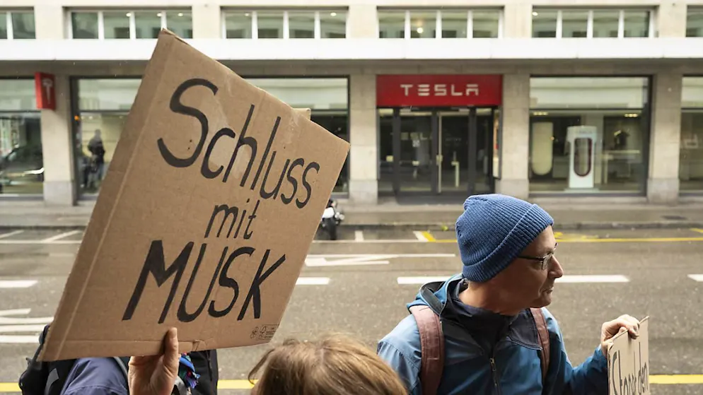 Die Protestaktion gegen Tesla in Zürich blieb friedlich.
