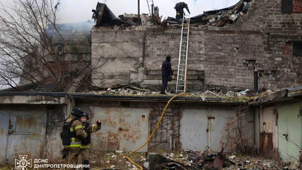 HANDOUT - Rettungskräfte löschen ein Feuer in einem Gebäude, das durch einen russischen Angriff auf Dnipro, Ukraine, schwer beschädigt wurde. Foto: -/Ukrainian Emergency Service via AP/dpa