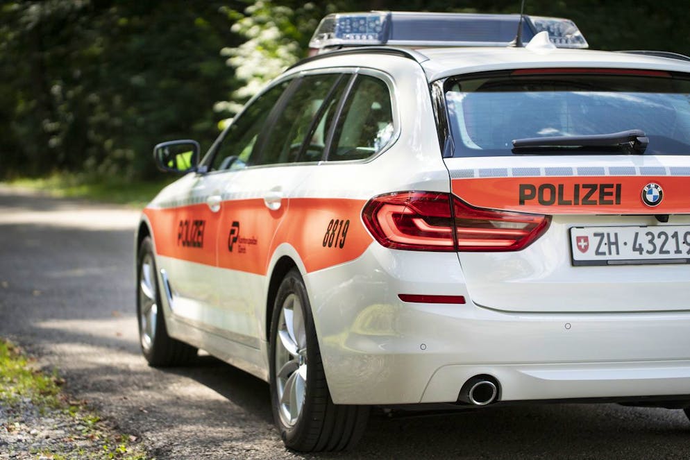 Die Kantonspolizei Zürich ermittelt im Zusammenhang mit dem Tod der Hunde wegen Verdachts auf Vergiftung.