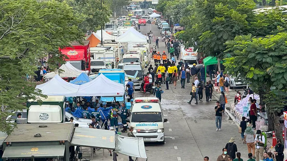 Gut zwei Tage nach einem Erdbeben haben Helfer in einer Straße Zelte aufgeschlagen. Betroffene des Bebens werden hier medizinisch versorgt und bekommen Lebensmittel und Wasser. Foto: Carola Frentzen/dpa