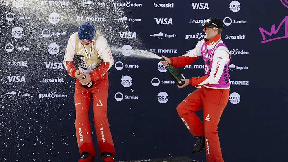 Noé Roth und Pirmin Werner jubeln gemeinsam vom WM-Podest - Gallery. Lässt es sich nicht nehmen: Werner spritzt den Champagner gegen Roth