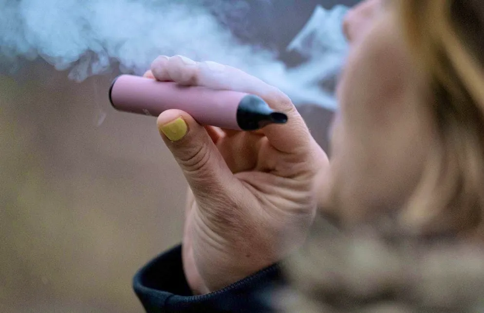 A woman smokes an e-cigarette: synthetic nicotine substitutes can be more addictive, warns the Thurgau Lung League.