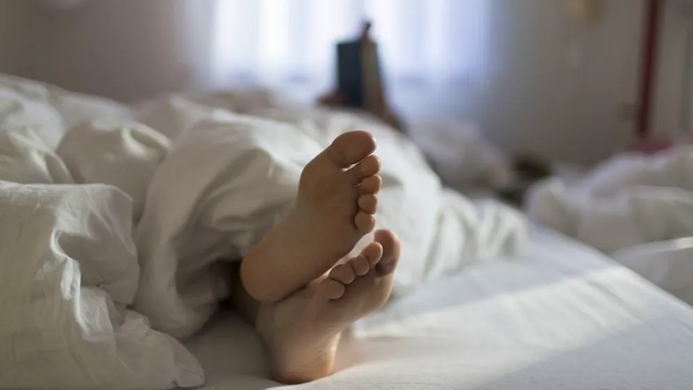 Huch? Wo kommen denn diese Frauenfüsse her? Ein Mann aus Neuenhof AG hat eine unerwünschte Überraschung in seinem Bett entdeckt.