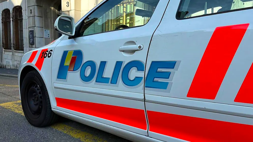 ARCHIV - Der Schriftzug «Police» steht auf einem Polizeiwagen in der französischsprachigen Schweiz. Foto: Christiane Oelrich/dpa