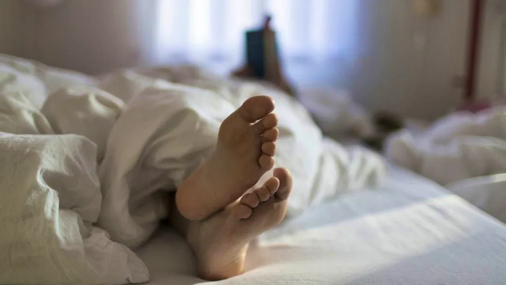 Oops, where did these women's feet come from? A man from Neuenhof AG discovered an unwanted surprise in his bed.