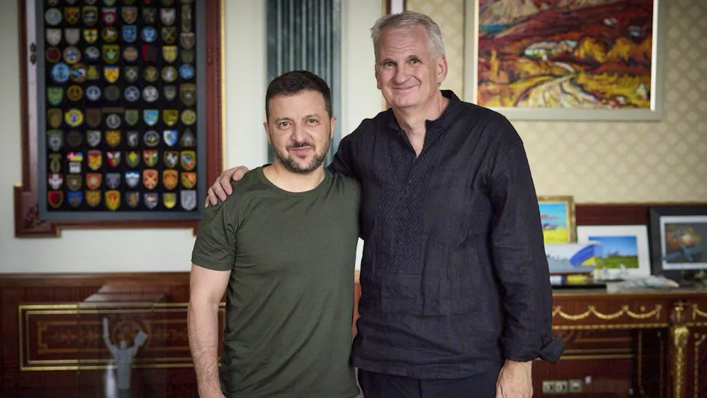 Der Historiker und Autor Timothy Snyder (rechts) trifft im September 2024 in Kiew Wolodymyr Selenskyj: Der Trump-Kritiker verlässt jetzt die USA.