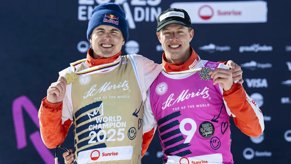 Noe Roth et Pirmin Werner posent avec leurs médailles mondiales.