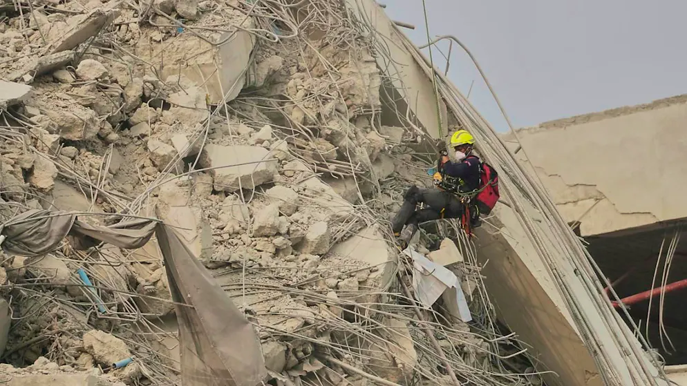 Rettungskräfte arbeiten an der Stelle eines Hochhauses, das am Freitag nach einem Erdbeben in Bangkok, Thailand, eingestürzt ist. Foto: Sakchai Lalit/AP/dpa