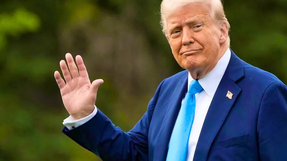 US President Donald Trump leaves the Oval Office and boards Marine One on the South Lawn of the White House on his way to Florida. Photo: Mark Schiefelbein/AP/dpa