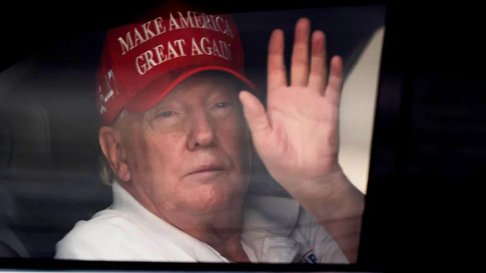 US-Präsident Donald Trump winkt seinen Anhängern aus seiner Limousine zu, als er beim Trump International Golf Club ankommt. Foto: Manuel Balce Ceneta/AP/dpa