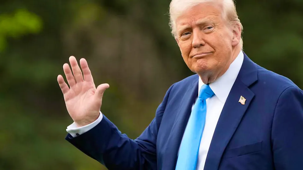 US-Präsident Donald Trump verlässt das Oval Office und geht an Bord von Marine One auf dem Südrasen des Weißen Hauses auf dem Weg nach Florida. Foto: Mark Schiefelbein/AP/dpa