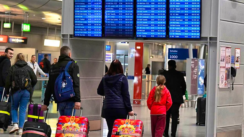 After the end of the coronavirus pandemic, people are once again able to afford vacation flights, for example - putting a strain on their household budget. (archive image)