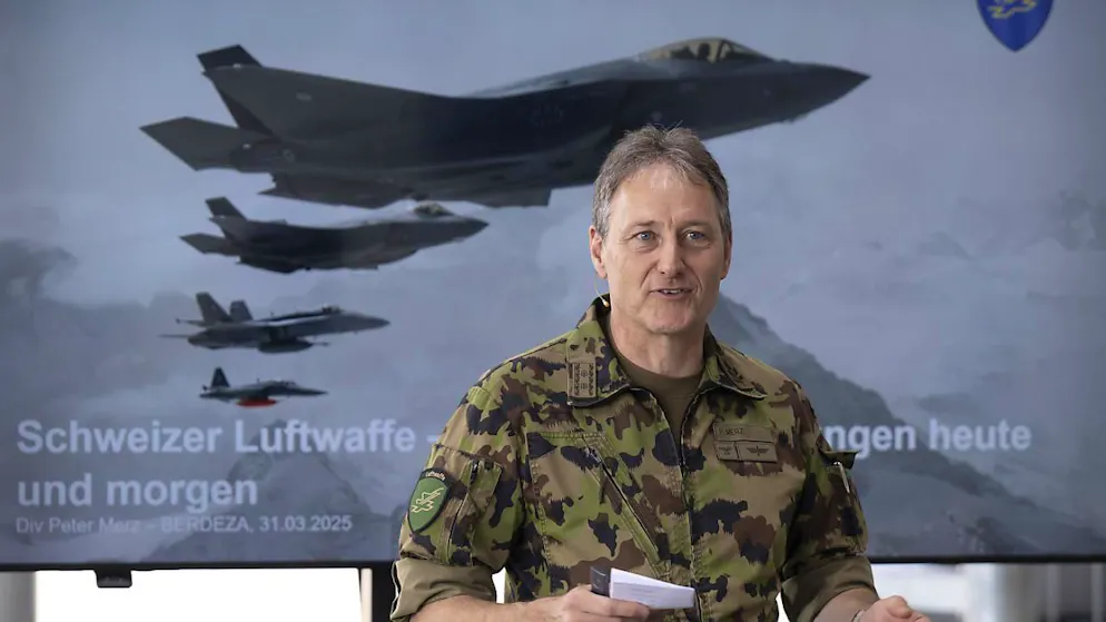 F/A-18 Starts und Landungen auf dem Flughafen Bern-Belp - Gallery. Um das Angriffsrisiko zu vermindern, will die Schweizer Luftwaffe dezentralisieren. Divisionär Peter Merz, Kommandant der Schweizer Luftwaffe, spricht am Montag über die Übung BERDEZA auf dem Flughafen Bern-Belp.