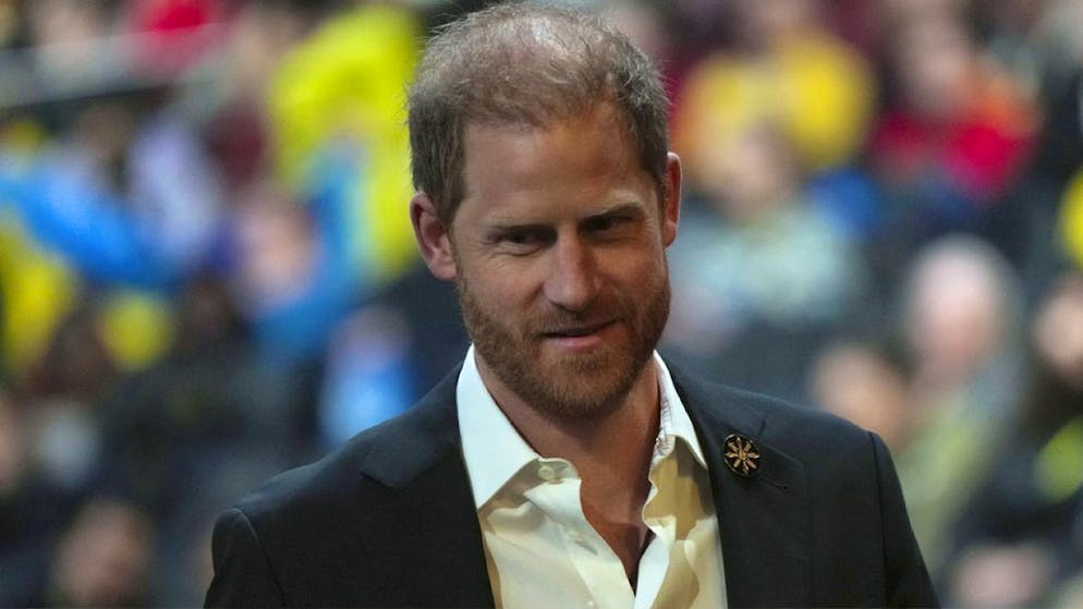 Da solo in California. Il principe Harry sempre più malinconico, mentre Meghan amplia le sue ambizioni