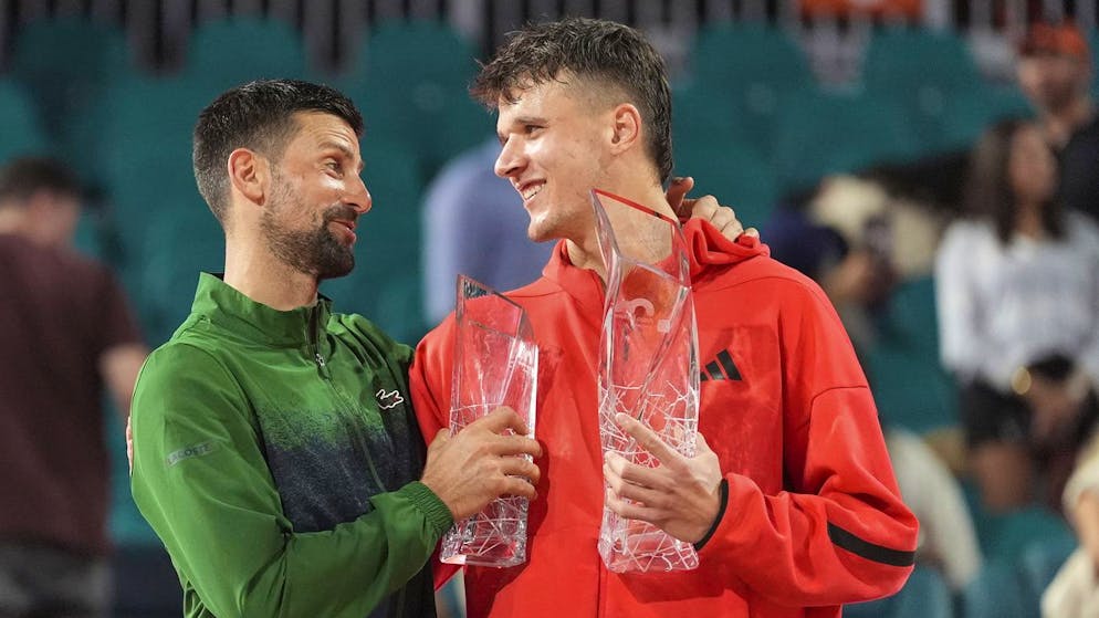 Novak Djokovic (links) gratuliert Jakob Mensik zum Titel in Miami.