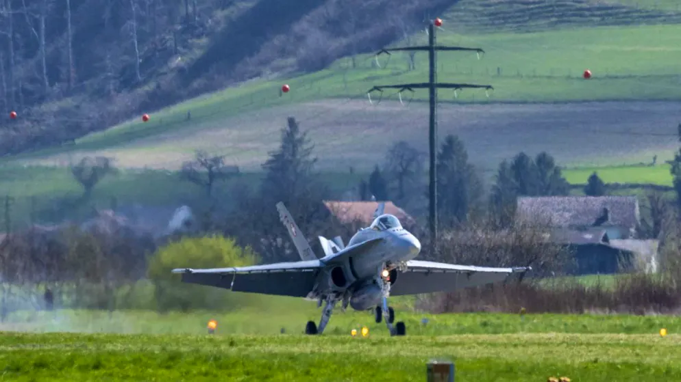 F/A-18 Starts und Landungen auf dem Flughafen Bern-Belp - Gallery. Ein Kampfflugzeug F/A-18 der Schweizer Armee landet auf dem Flughafen Bern-Belp. Die Gruppe Verteidigung will damit die Fähigkeit zur Dezentralisierung ihrer Luftverteidigungsmittel testen.