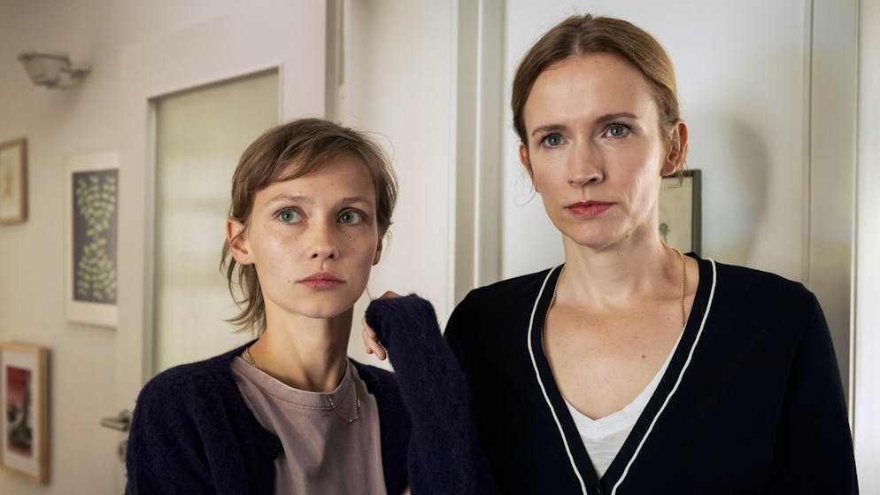 «Tatort» im Check: Kann man Erinnerungen tatsächlich manipulieren?. Als Fraya Menke (Meira Durand, links) unter Mordverdacht gerät, stellt sich ihre Mutter Solveig Menke (Adina Vetter) schützend vor sie.